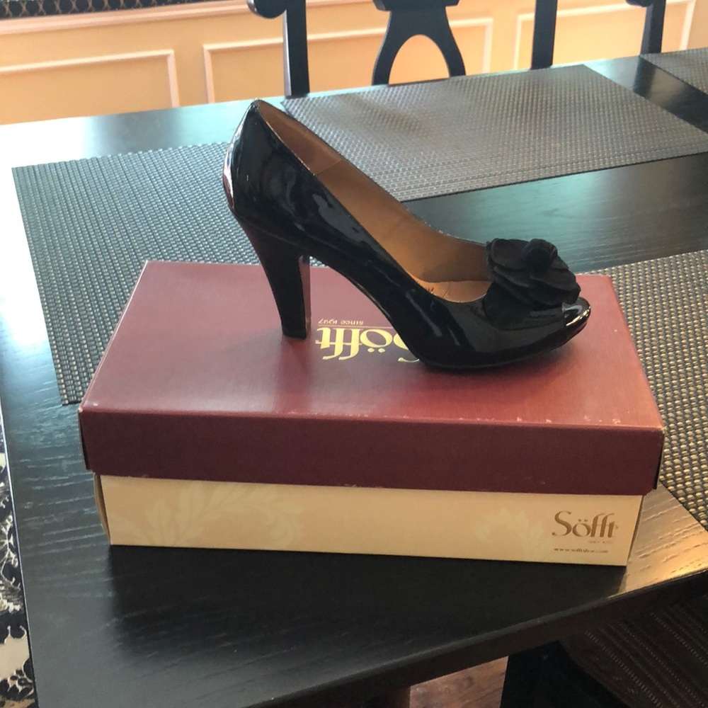 Sofft size 7.5 peeptoe patent leather